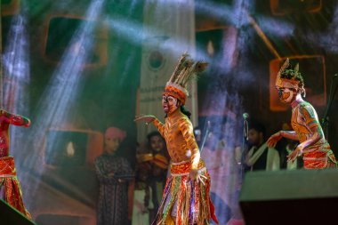 Puşkar, Rajasthan, Hindistan - Kasım 06 2022: Rajasthani halk dansları yapan erkek sanatçılar Sahariya kabilesi boyalı yüzlü ve rengarenk boyalı vücutlu, açık renk elbiseli.