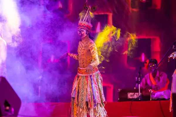 푸시카르 라자스탄 2022 박람회에서 드레스와 그려진 얼굴과 다채로운 페인트와 라자스탄 스톡 사진