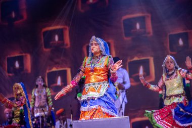 Puşkar, Rajasthan, Hindistan - Kasım 06 2022: Rajasthani halk dansını renkli etnik rajasthani elbise ve mücevherleriyle yapan kadın sanatçı.