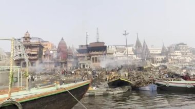 Varanasi, Uttar Pradesh, Hindistan - 20 Ocak 2024: Mankarnika ghat 'ı, Hindu ayinleriyle cesetlerin yakıldığı yer, kutsal nehir çeteleri üzerindeki bankada ölüm ilan ediliyor..