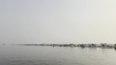 Varanasi, Uttar Pradesh, Hindistan - 20 Ocak 2024: Sabahın erken saatlerinde Ganj nehrinde birçok martı.  