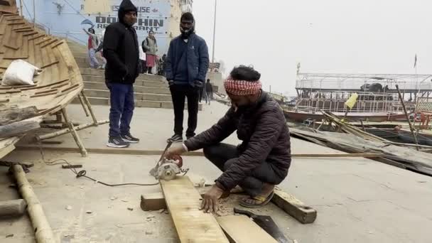 Varanasi Uttar Pradesh India Enero 2024 Hombres Trabajando Imágenes Carpintero Metraje De Stock
