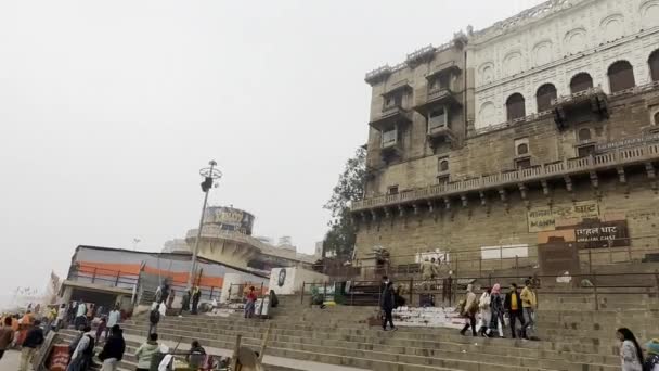 Varanasi Uttar Pradesh India January 2024 People Walking Nears Ghats — Stockvideo