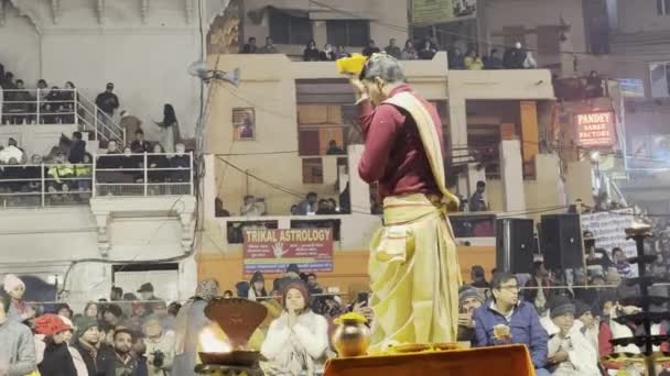 Varanasi Uttar Pradesh India มกราคม 2024 Ganga Aarti ภาพของพระสงฆ มแสดงแม ฟิล์มภาพยนตร์สต็อกที่ปลอดค่าลิขสิทธิ์