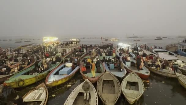 Varanasi Uttar Pradesh Índia Janeiro 2024 Ganga Aarti Filmagem Jovem — Vídeo de Stock