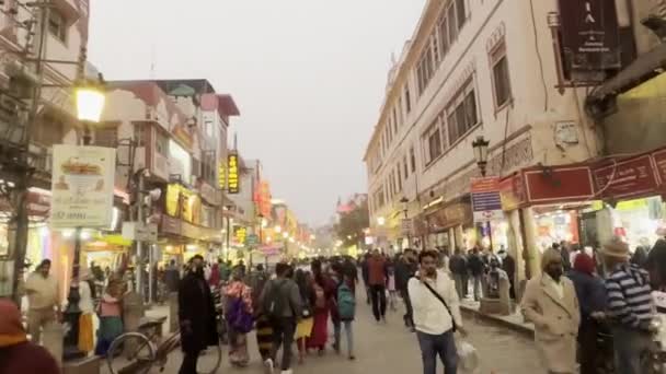 ヴァラナシ ウッタルプラデシュ インド ヴァラナシの通りを歩く人々 — ストック動画