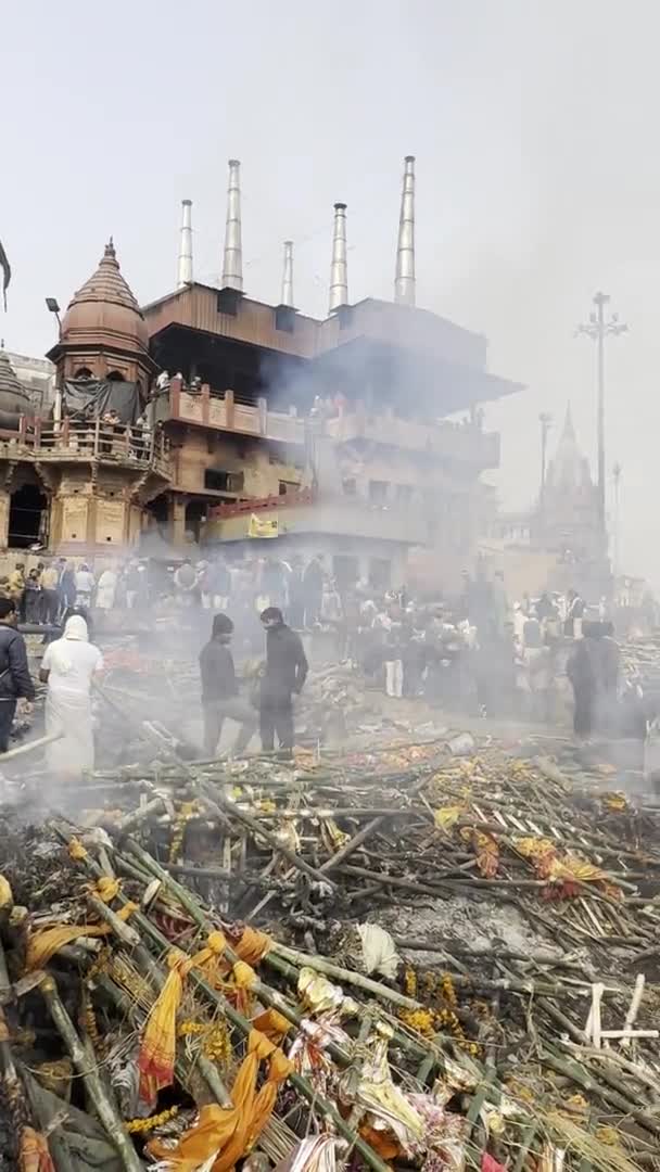 ヴァラナシ ウッタルプラデシュ インド 2024年1月19日 マンカリカガットと呼ばれるギャングの銀行の近くで最も古い火葬ガットの建築ビュー ヒンドゥー教の儀式で死体を燃やし それらを提供する — ストック動画
