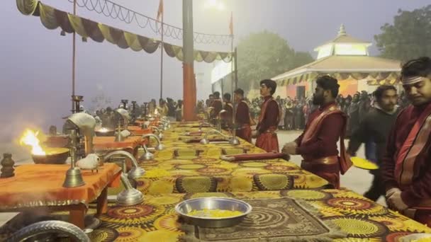 바라나시 우타르 프라데시 2024년 20일 힌두교 의식과 전통적인 드레스를 Ghat에서 — 비디오