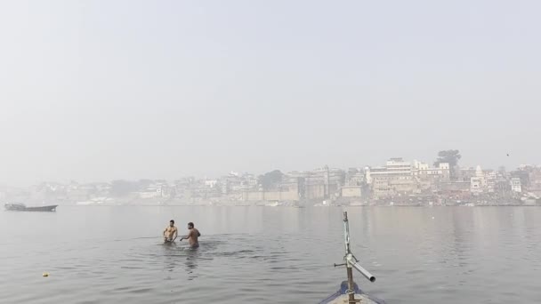 Varanasi Uttar Pradesh India Marzo 2023 Imágenes Hombres Jóvenes Nadando Clip De Vídeo