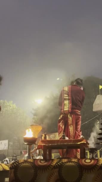 Varanasi Uttar Pradesh India มกราคม 2024 Ganga Aarti ภาพของพระสงฆ มแสดงแม วีดีโอสต็อก