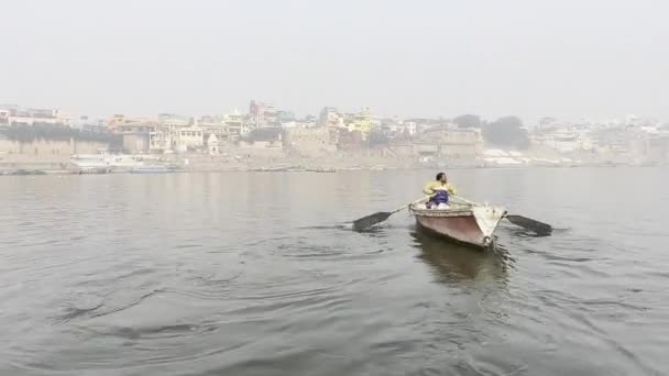 瓦拉纳西 印度北方邦 2024年1月20日 游客和当地人在瓦拉纳西的恒河中享受乘船游览的乐趣 船夫在圣河中驾驶木船 — 图库视频影像