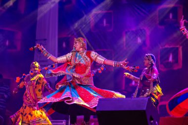 Puşkar, Rajasthan, Hindistan - Kasım 06 2022: Rajasthani halk dansını sahnedeki güzel kadın sanatçılar renkli etnik rajasthani kıyafetleri ve mücevherleriyle yapıyorlar..