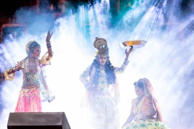 Puşkar, Rajasthan, Hindistan - Kasım 06 2022: Renkli etnik giysiler içinde fuar sırasında çiçek vadisi açan genç erkek ressamın portresi.