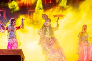 Puşkar, Rajasthan, Hindistan - Kasım 06 2022: Renkli etnik giysiler içinde fuar sırasında çiçek vadisi açan genç erkek ressamın portresi.