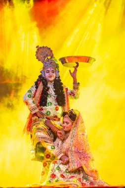 Puşkar, Rajasthan, Hindistan - Kasım 06 2022: Renkli etnik giysiler içinde fuar sırasında çiçek vadisi açan genç erkek ressamın portresi.