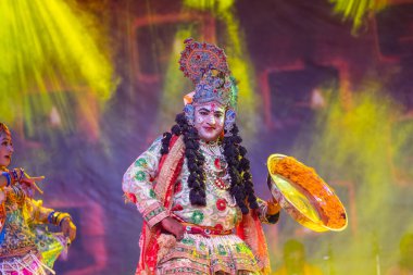 Puşkar, Rajasthan, Hindistan - Kasım 06 2022: Renkli etnik giysiler içinde fuar sırasında çiçek vadisi açan genç erkek ressamın portresi.