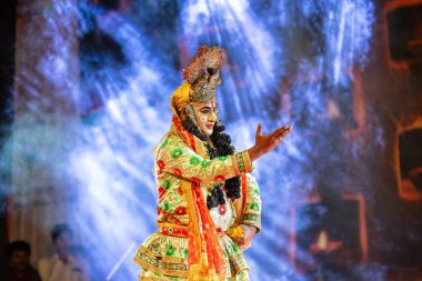 Puşkar, Rajasthan, Hindistan - Kasım 06 2022: Erkek sanatçı renkli etnik giysiler içinde itici kar fuarı sırasında Lord Krishna olarak çiçek vadisi açtı.