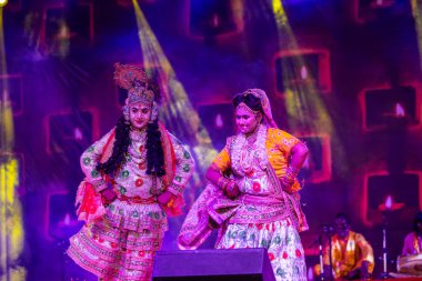 Puşkar, Rajasthan, Hindistan - Kasım 06 2022: Sanatçılar renkli etnik giysiler içinde itici kar fuarı sırasında Lord Krishna olarak çiçek vadisi sergiliyorlar.