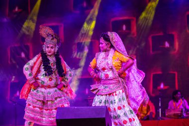 Puşkar, Rajasthan, Hindistan - Kasım 06 2022: Sanatçılar renkli etnik giysiler içinde itici kar fuarı sırasında Lord Krishna olarak çiçek vadisi sergiliyorlar.