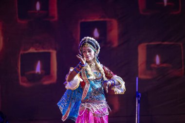 Puşkar, Rajasthan, Hindistan - Kasım 06 2022: Sanatçılar renkli etnik giysiler içinde itici kar fuarı sırasında Lord Krishna olarak çiçek vadisi sergiliyorlar.