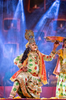 Puşkar, Rajasthan, Hindistan - Kasım 06 2022: Erkek sanatçı renkli etnik giysiler içinde itici kar fuarı sırasında Lord Krishna olarak çiçek vadisi açtı.