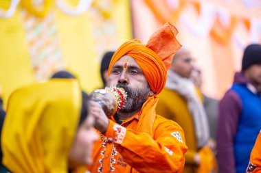 Gaziabad, Uttar Pradesh, Hindistan - 28 Ocak 2024: Yılan oynatıcısı erkek folk sanatçısının portresi.