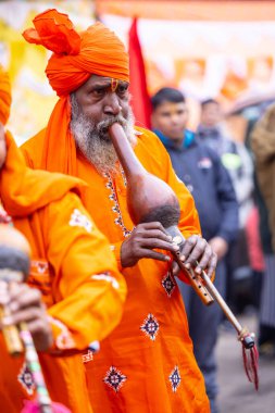 Gaziabad, Uttar Pradesh, Hindistan - 28 Ocak 2024: Yılan oynatıcısı erkek folk sanatçısının portresi.