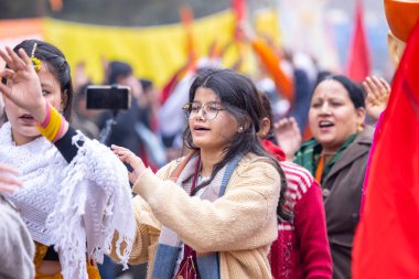 Gaziabad, Uttar Pradesh, Hindistan - 28 Ocak 2024: Rath Yat 'a katılan Hindu dindarların portresi.