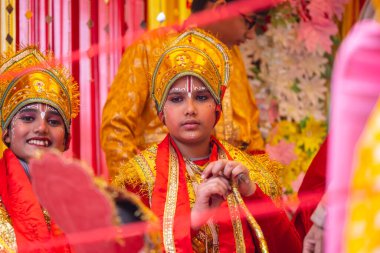 Gaziabad, Uttar Pradesh, Hindistan - 28 Ocak 2024: Renkli giysiler içinde Lord Jagannath Rathyatra 'ya katılan ve mitolojik karakter oynayan çocukların portresi.