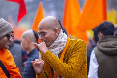 Gaziabad, Uttar Pradesh, Hindistan - 28 Ocak 2024: Rath Yat 'a katılan Hindu dindarların portresi.