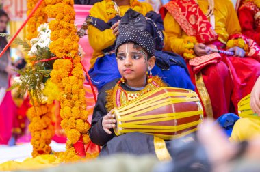 Gaziabad, Uttar Pradesh, Hindistan - 28 Ocak 2024: İskon grubu tarafından Lord Jagannath için düzenlenen Rath yatı sırasında güzel genç çocukların portresi Hindu tanrıları gibi giyiniyor.