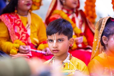Gaziabad, Uttar Pradesh, Hindistan - 28 Ocak 2024: İskon grubu tarafından Lord Jagannath için düzenlenen Rath yatı sırasında güzel genç çocukların portresi Hindu tanrıları gibi giyiniyor.