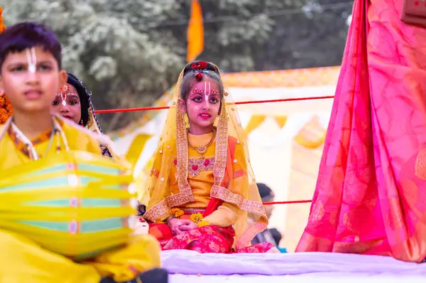 インドのウッタール プラデシュ州ガジバード 2024年1月28日 美しい若い子供たちの肖像画は ロード ジャガナンナスのためのアイコン グループが主催するラス ヤトラの間にヒンドゥー教の神として服を着ています ロイヤリティフリーのストック画像