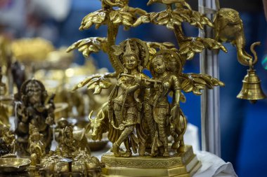 Pirinç metal sanatı, bulanık arkaplan ile yapılmış el yapımı Buda heykeli hatırası. Seçici odak.