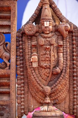 Tahta sanat, Surajkund sanat fuarında Lord Tirupati 'nin el yapımı ahşap putu. Seçici odak.