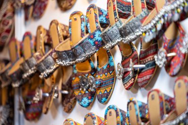 Hint Deri terliği tasarımları satışta.