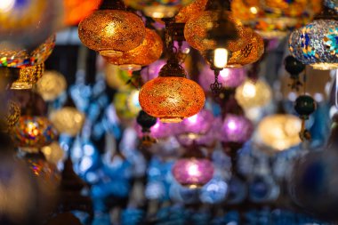 Hindi. Bir sürü geleneksel el yapımı Türk lambası ve feneri olan bir pazar. Satılık Fenerler Sallanıyor. Türkiye 'den Popüler Hediyeler. 
