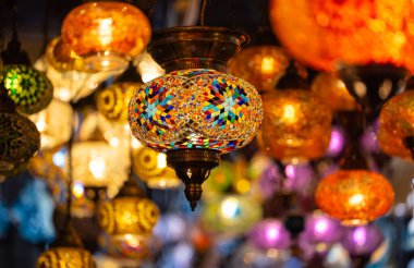 Hindi. Bir sürü geleneksel el yapımı Türk lambası ve feneri olan bir pazar. Satılık Fenerler Sallanıyor. Türkiye 'den Popüler Hediyeler. 