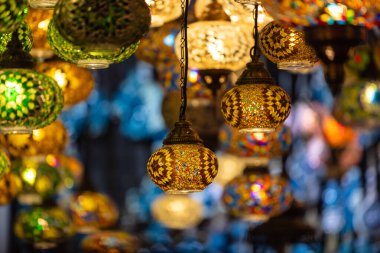 Hindi. Bir sürü geleneksel el yapımı Türk lambası ve feneri olan bir pazar. Satılık Fenerler Sallanıyor. Türkiye 'den Popüler Hediyeler. 