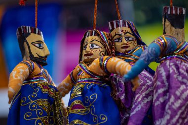 Jodhpur 'daki Hint renkli Rajasthani el yapımı Kuklalar ve El Sanatları ürünleri. Seçici odak.