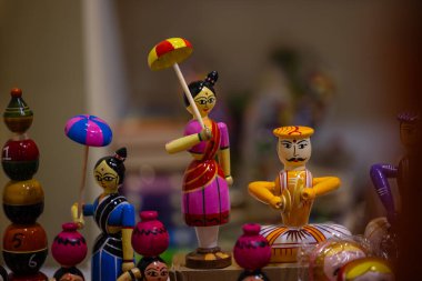 El yapımı ahşap oyuncaklar, Wood ticaret fuarında sergilenen çocuklar için oyuncaklar yaptı. Seçici odak.  