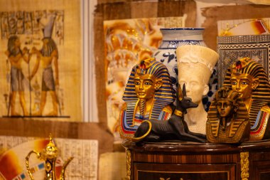 Ticaret fuarında satılacak Mısır Piramidinin İdolü. 