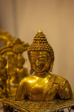 Pirinç metal sanatı, bulanık arkaplan ile yapılmış el yapımı Buda heykeli hatırası. Seçici odak.