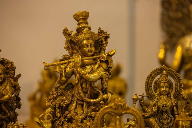 Pirinç metal sanatı, Hint tanrısı Krishna heykel hatırası. Pirinçten yapılma bulanık arkaplan. Seçici odak.