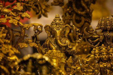 Pirinç metal sanat, el yapımı Hint Tanrısı Ganesh heykeli, bulanık arkaplanlı pirinçten yapılmış bir hatıra. Seçici odak.