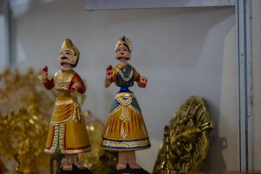 Ticaret fuarında el yapımı renkli erkek ve kadın bebekler.