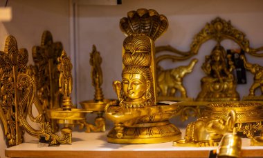 Pirinç metal sanatı, bulanık arkaplan ile yapılmış Lord Shiva hatırası. Seçici odak.