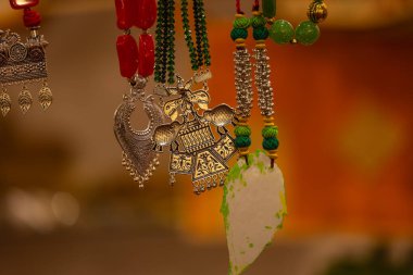 Kadın mücevherleri, satmak için sergilenen el yapımı renkli etnik kolye..