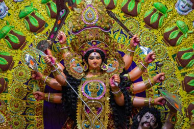 Subho mahalaya, Pandal 'da süslenmiş Tanrıça Durga' nın idolü. Durga Puja, Hinduizm ve Bengaliler 'in en büyük dini bayramıdır.. 