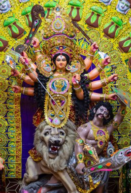 Subho mahalaya, Pandal 'da süslenmiş Tanrıça Durga' nın idolü. Durga Puja, Hinduizm ve Bengaliler 'in en büyük dini bayramıdır..